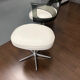 Ancien fauteuil de coiffure et son repose pieds