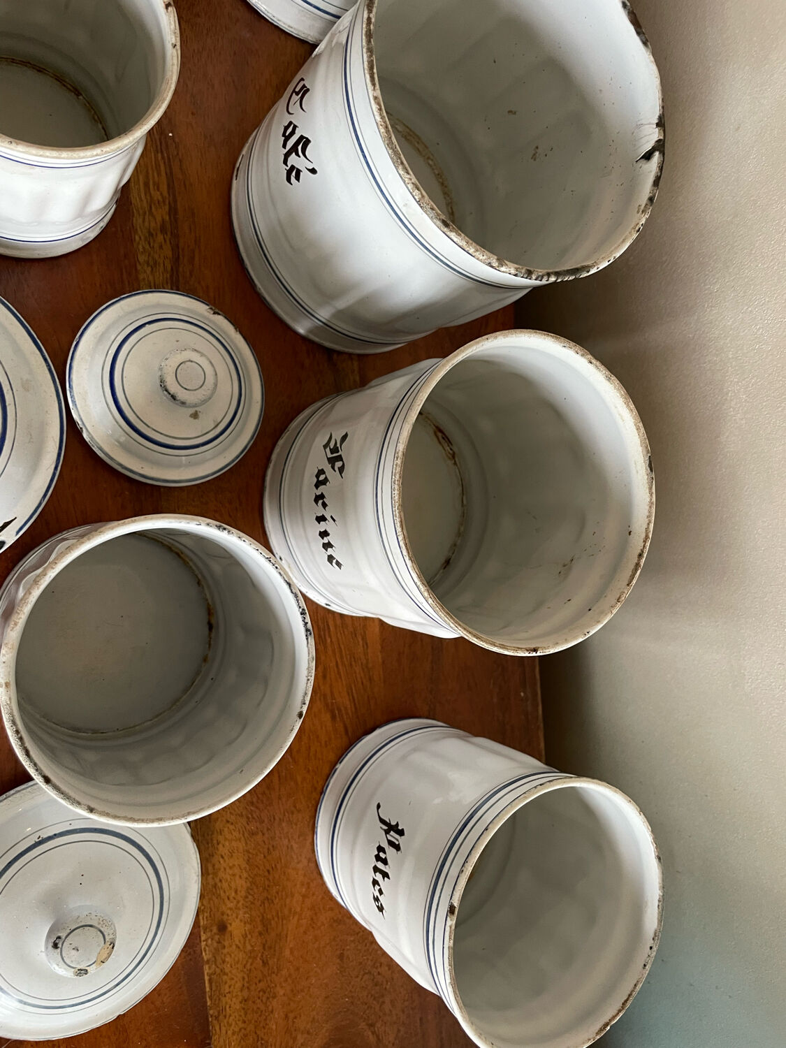 Série de 6 pots à épice en tôle émaillée