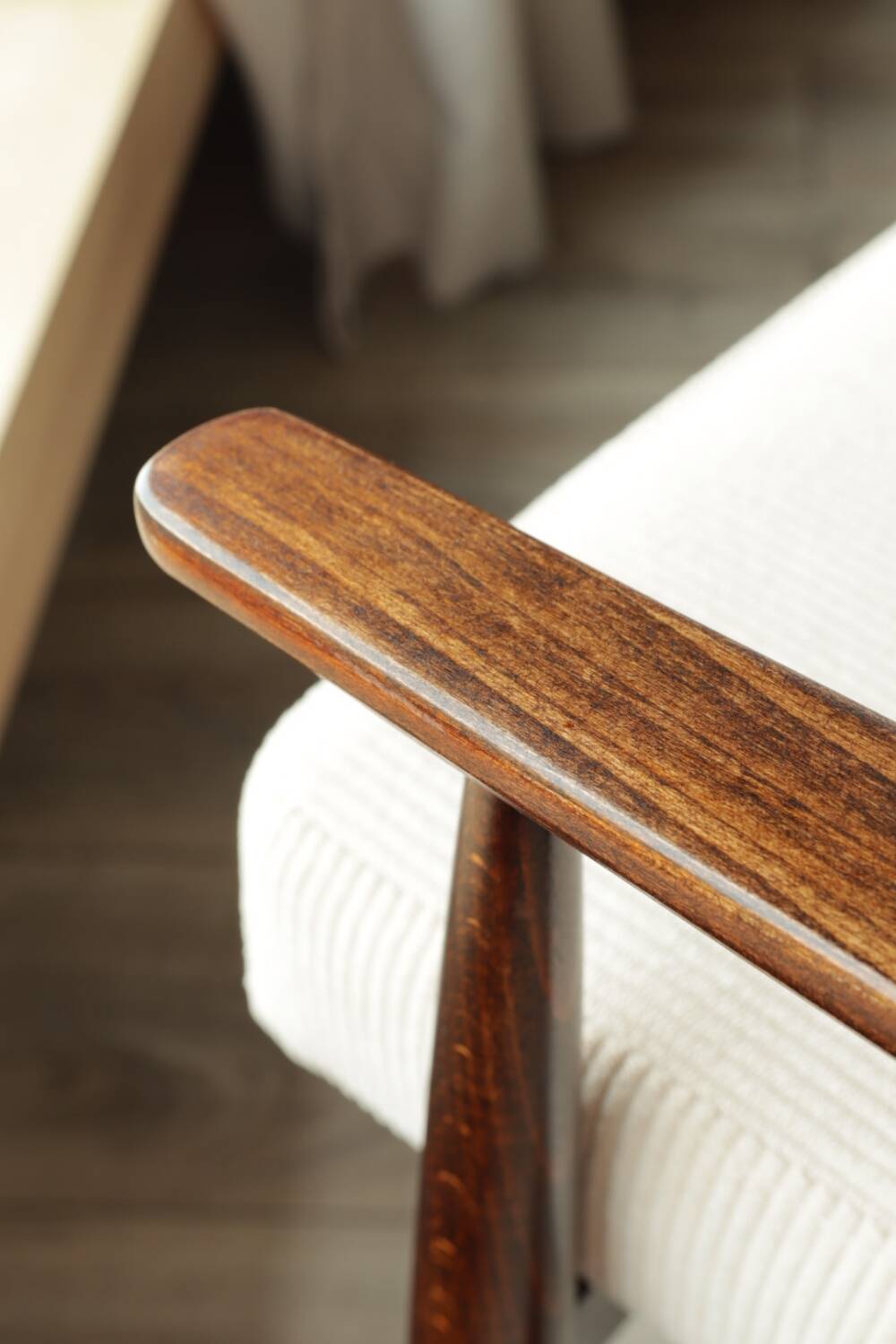 Fauteuil scandinave classique en velours côtelé beige, bois de noyer