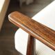 Fauteuil scandinave classique en velours côtelé beige, bois de noyer