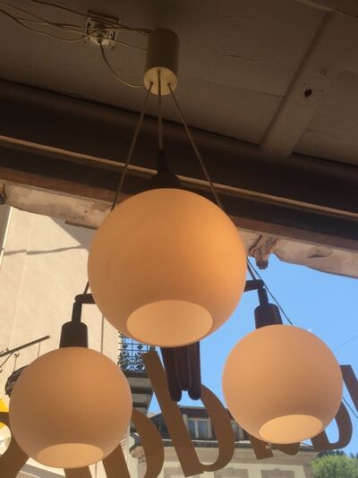 Lustre boomerang scandinave en teck  3 globes en opaline