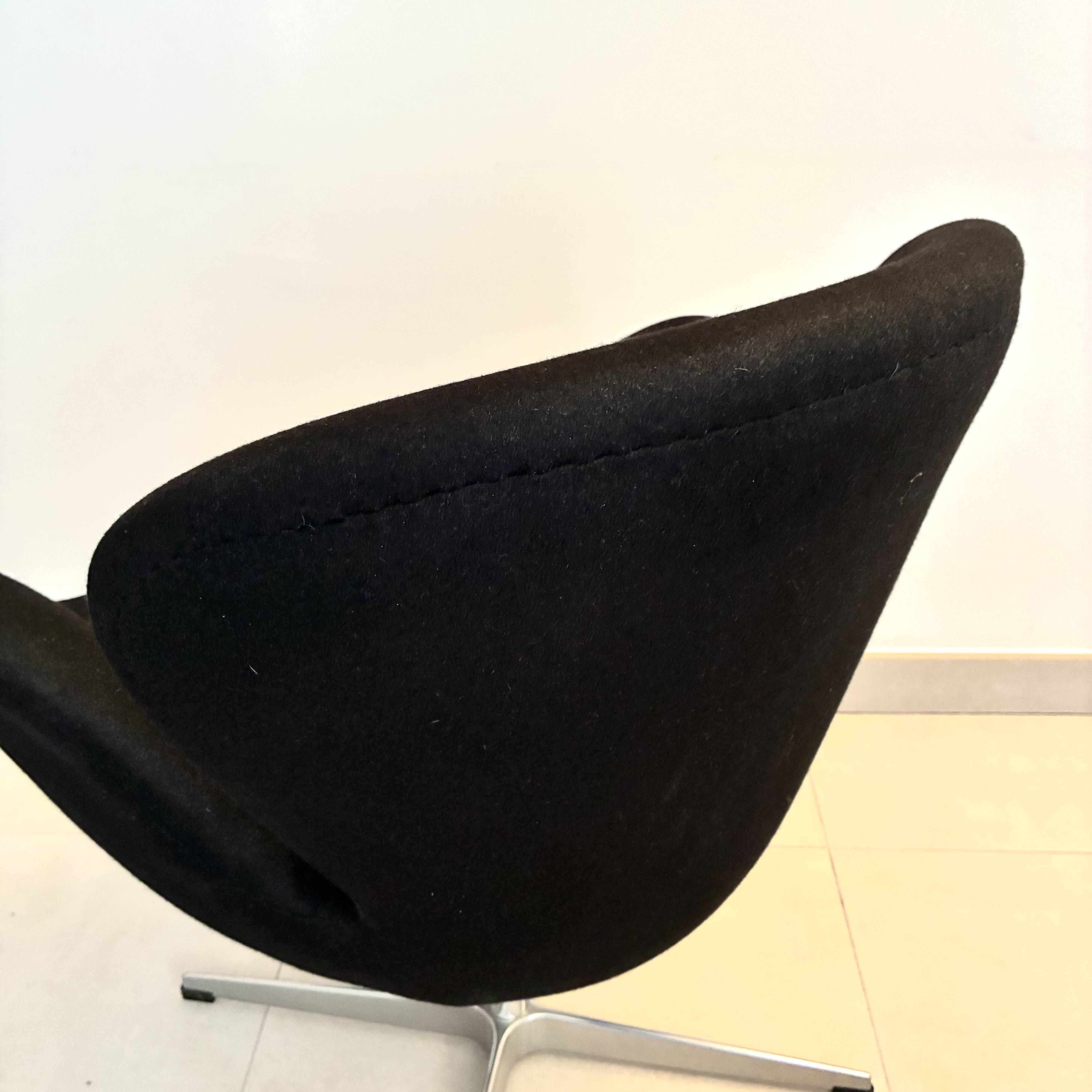 Fauteuil Pivotant Noir Style "Swan"