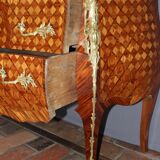Commode de style Louis XV en marqueterie de cube