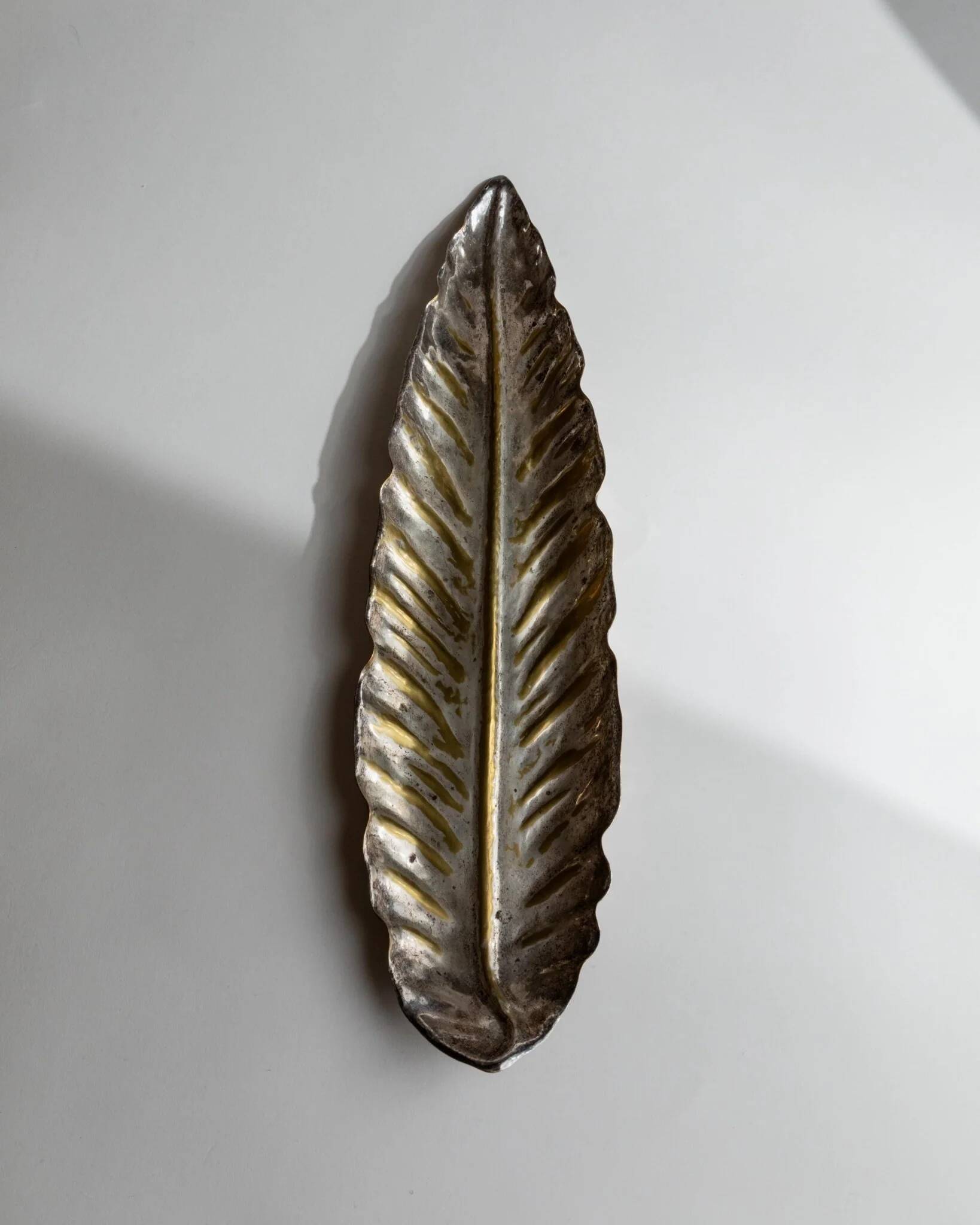 Large vintage bowl in the shape of a leaf in silver metal with gold details - Mid-Century design Italy 1970s