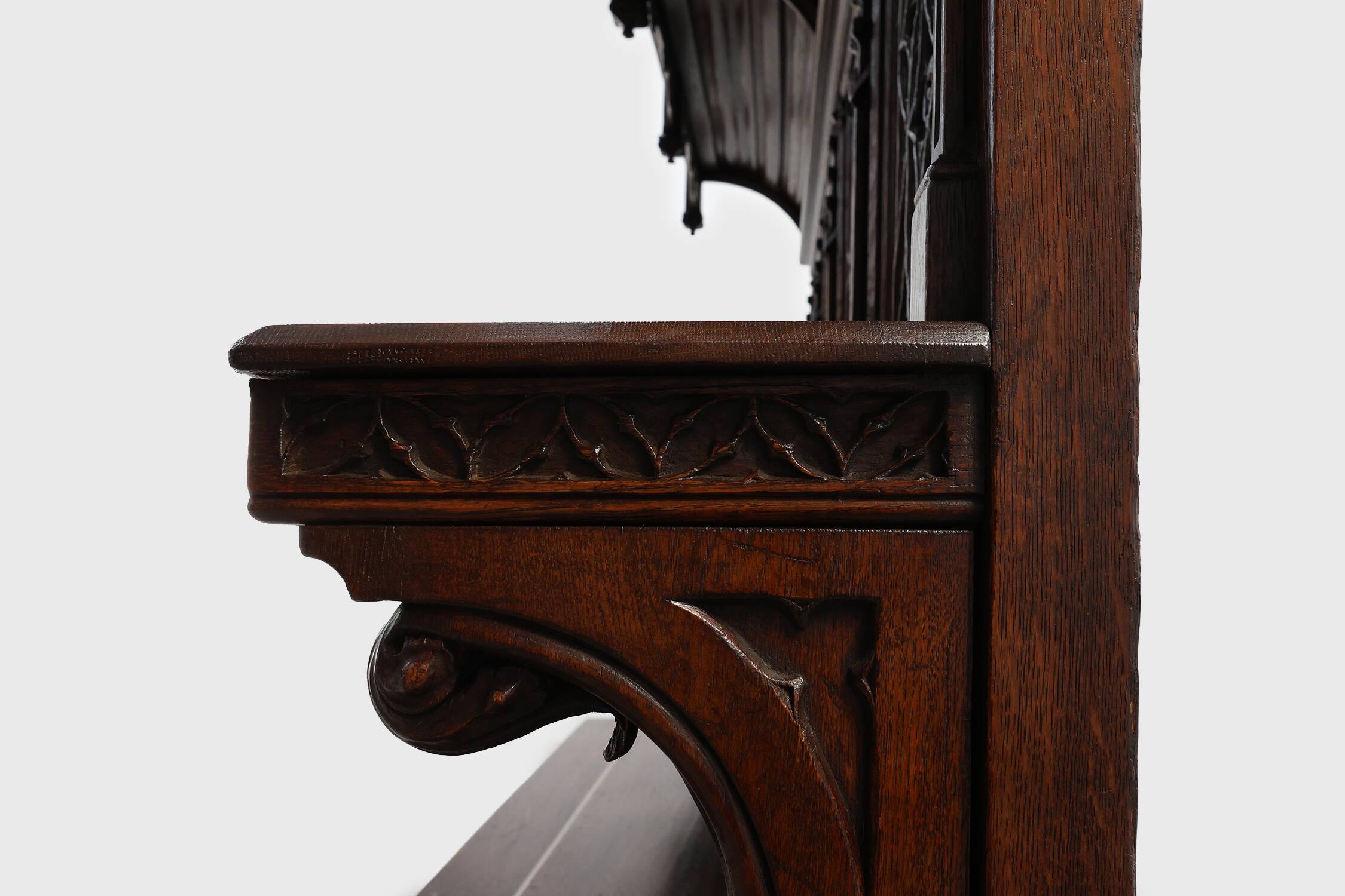 Rare grande armoire néogothique en chêne sculpté à la main du début du XIXe siècle