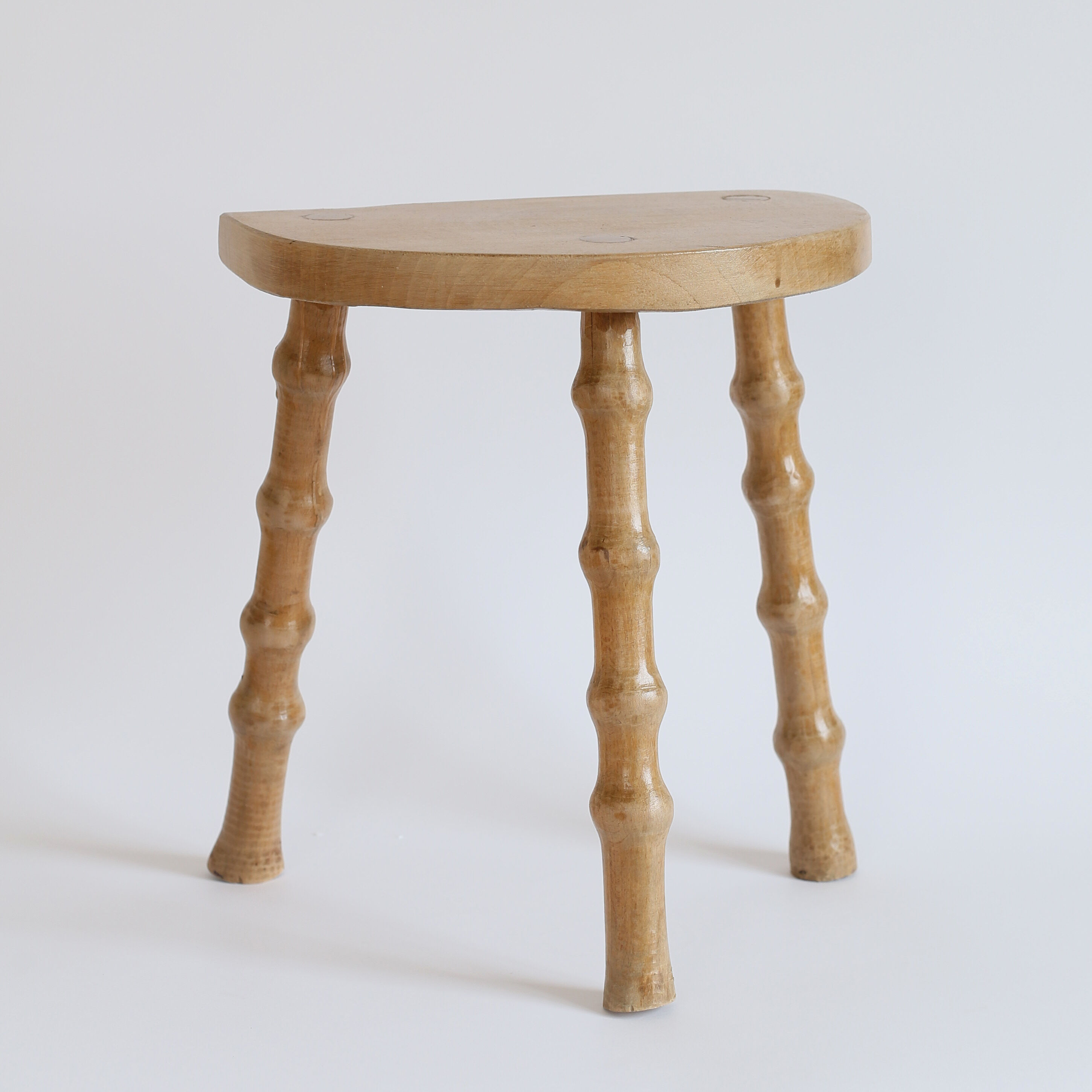 Tabouret tripode en bois clair