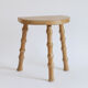 Tabouret tripode en bois clair
