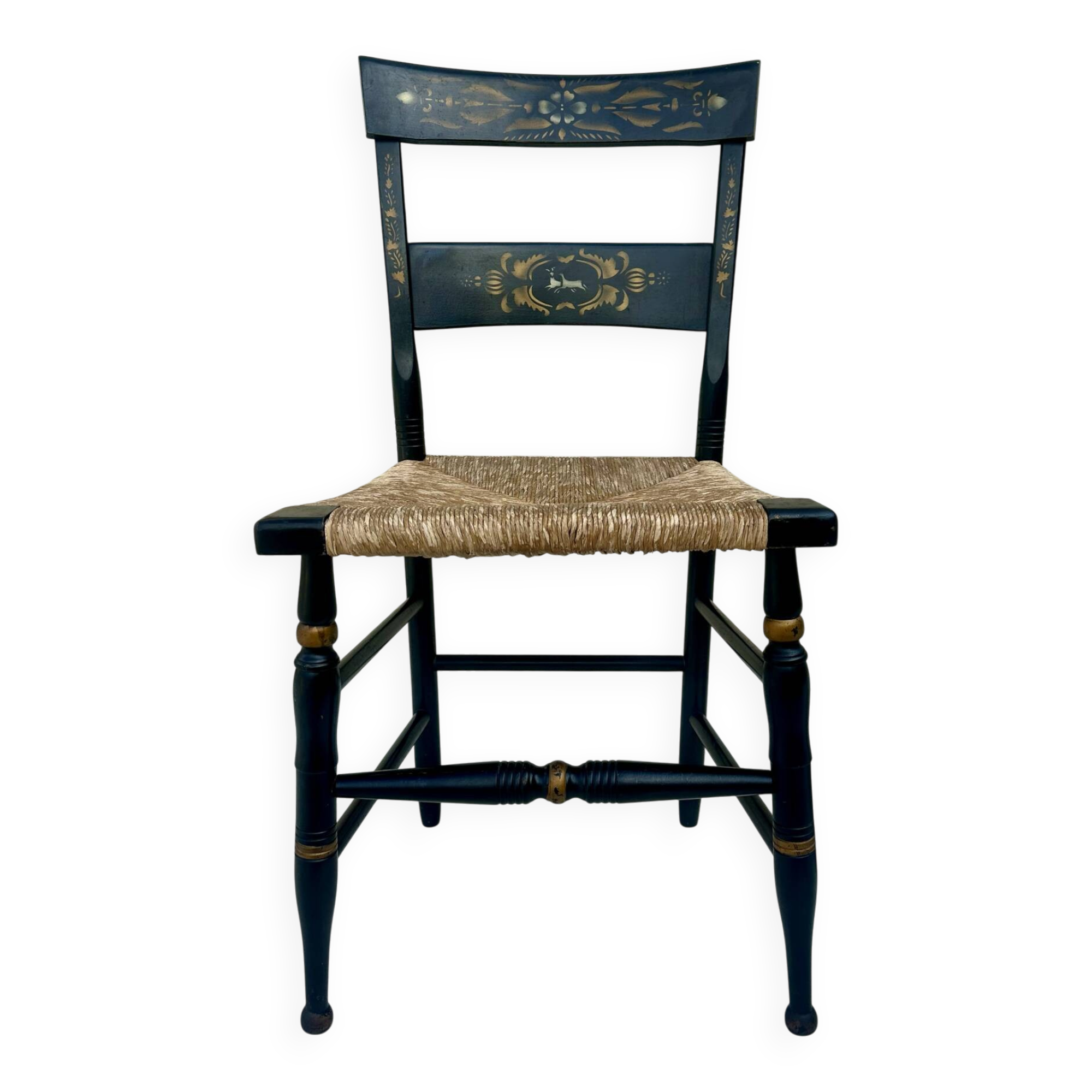 Chaise en bois peint dans le goût d’Hitchcock.