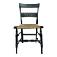 Chaise en bois peint dans le goût d’Hitchcock.
