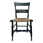 Chaise en bois peint dans le goût d’Hitchcock.