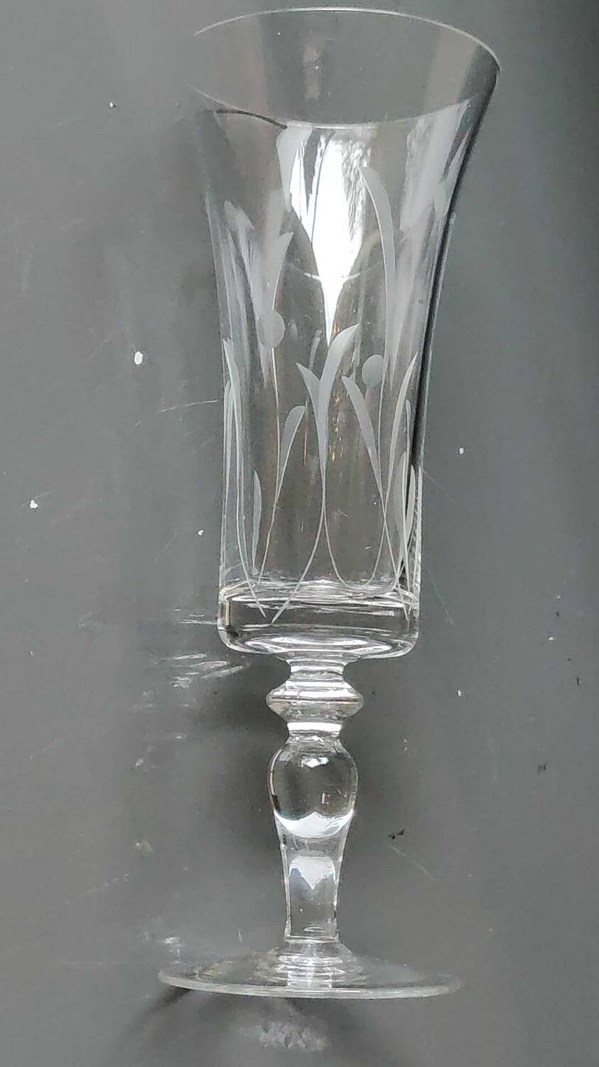Set of 8 champagne flutes, flared neck. In crystal. Frosted plant motifs.