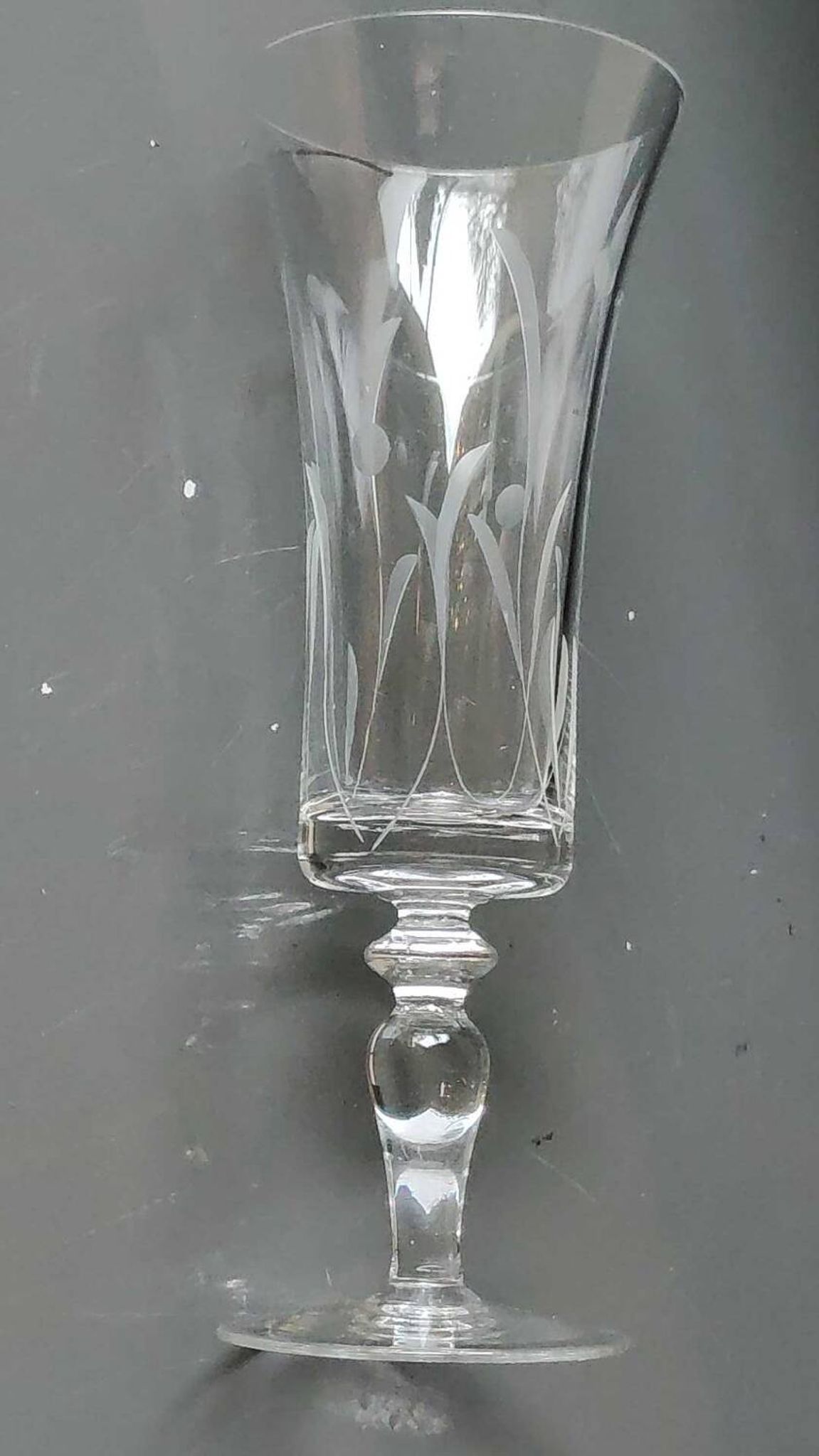 Set of 8 champagne flutes, flared neck. In crystal. Frosted plant motifs.