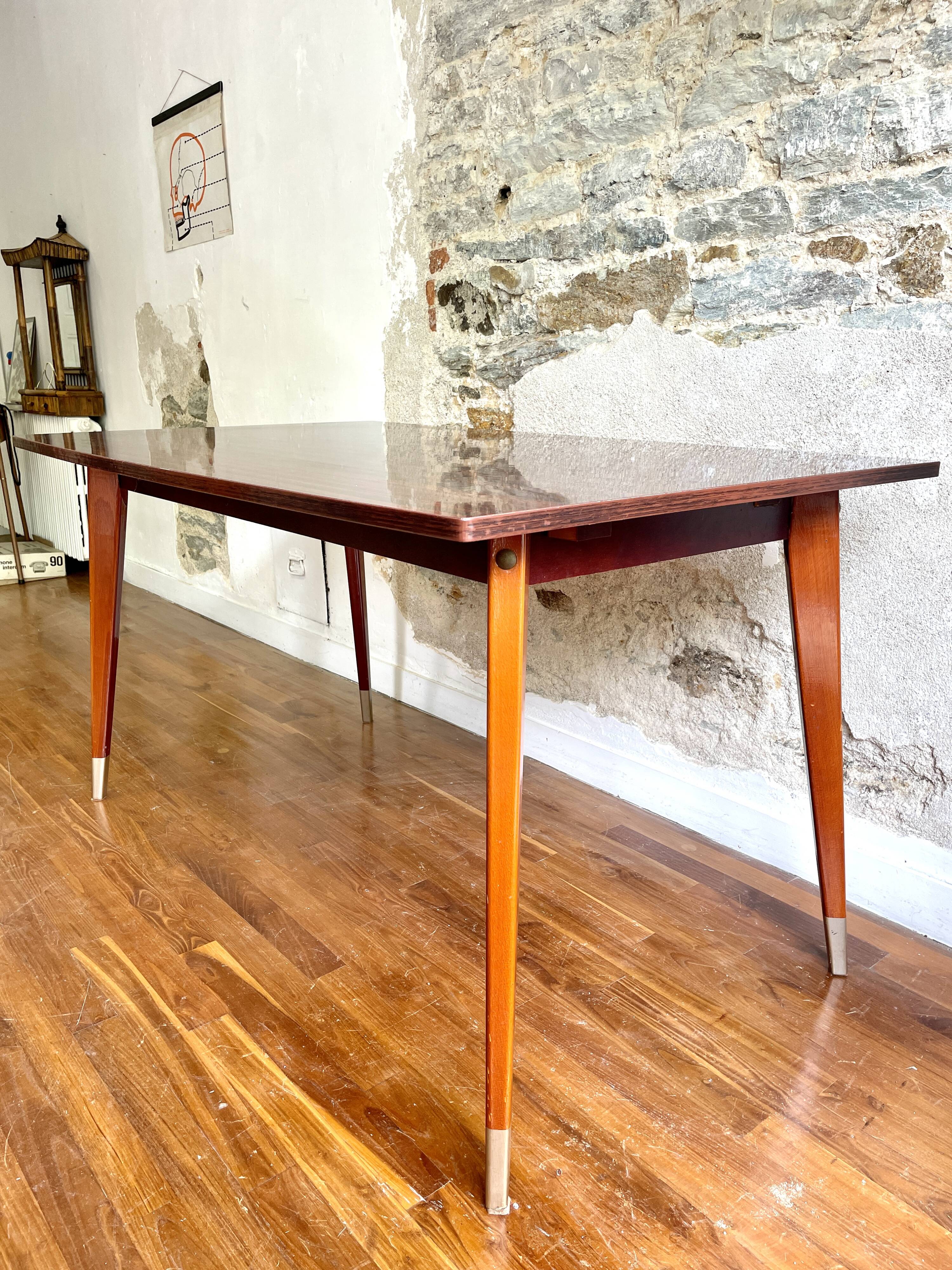 Extendable dining table compass feet