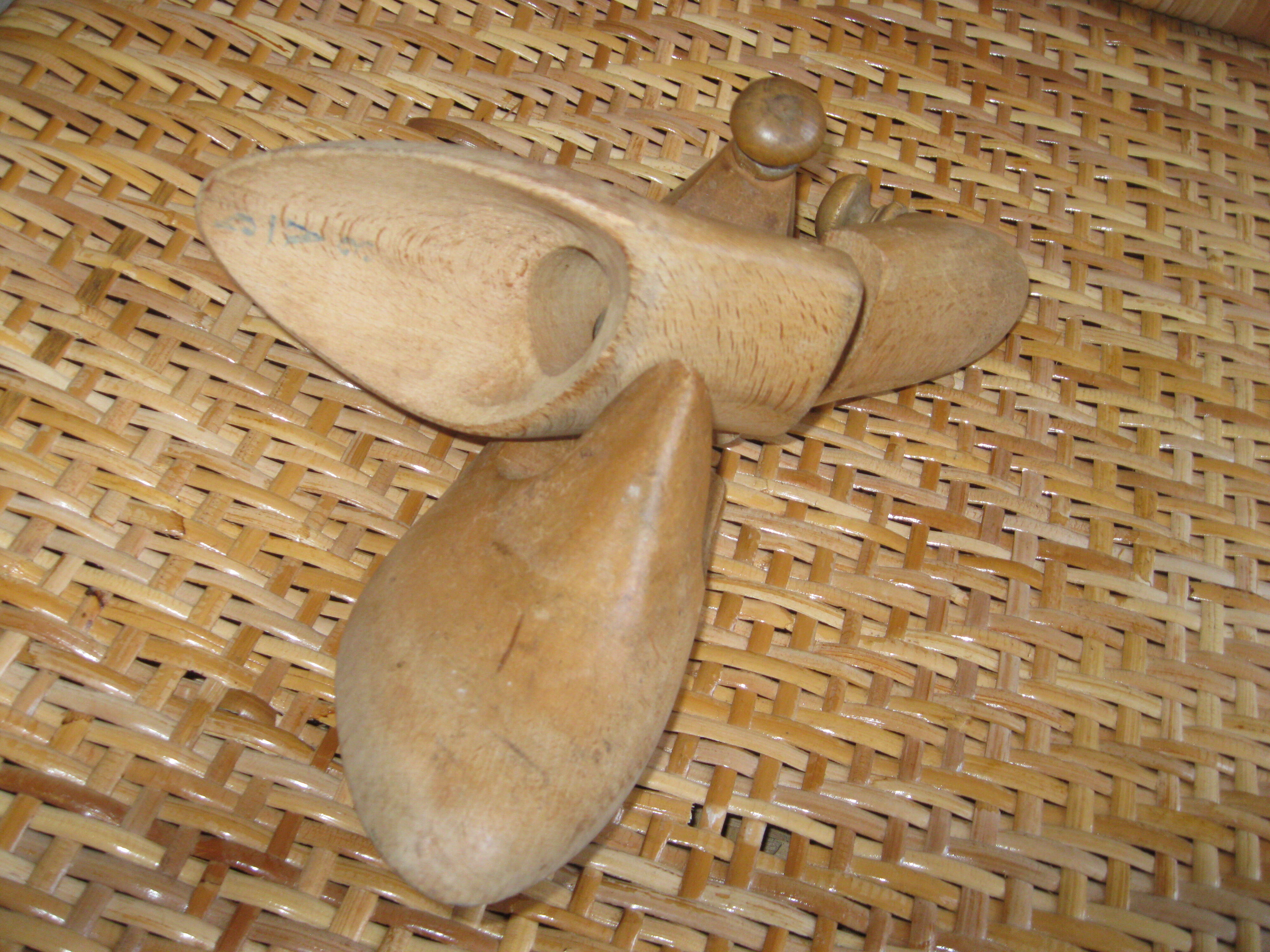 Wooden shoe trees
