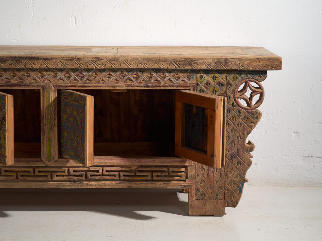 Buffet bas ancien chinois sculpté en sapin à panneaux ornés – Gansu, vers 1930