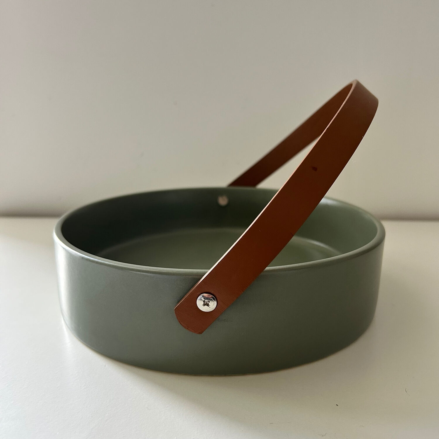Scandinavian plateau with leather handle