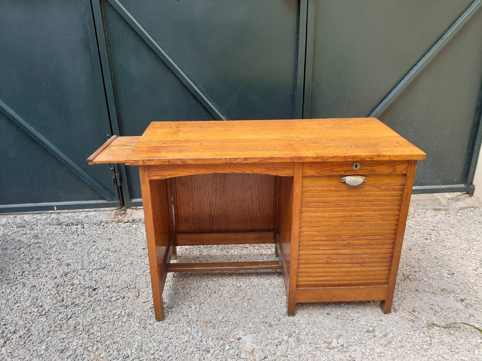 Oak desk with a sliding curtain