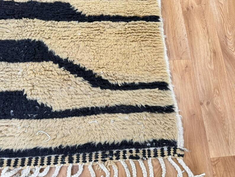 Moroccan rug in natural wool 200cm x 300cm