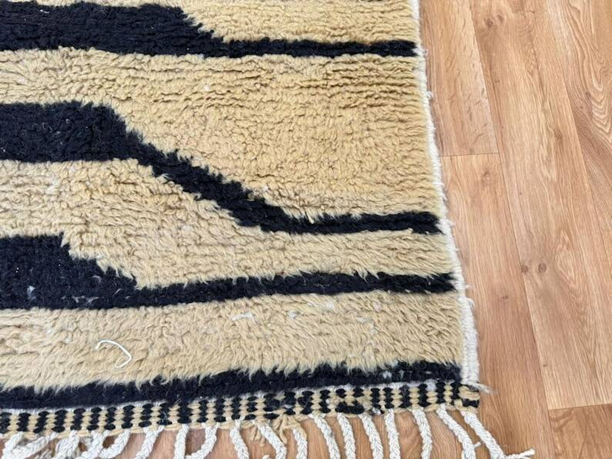Moroccan rug in natural wool 200cm x 300cm