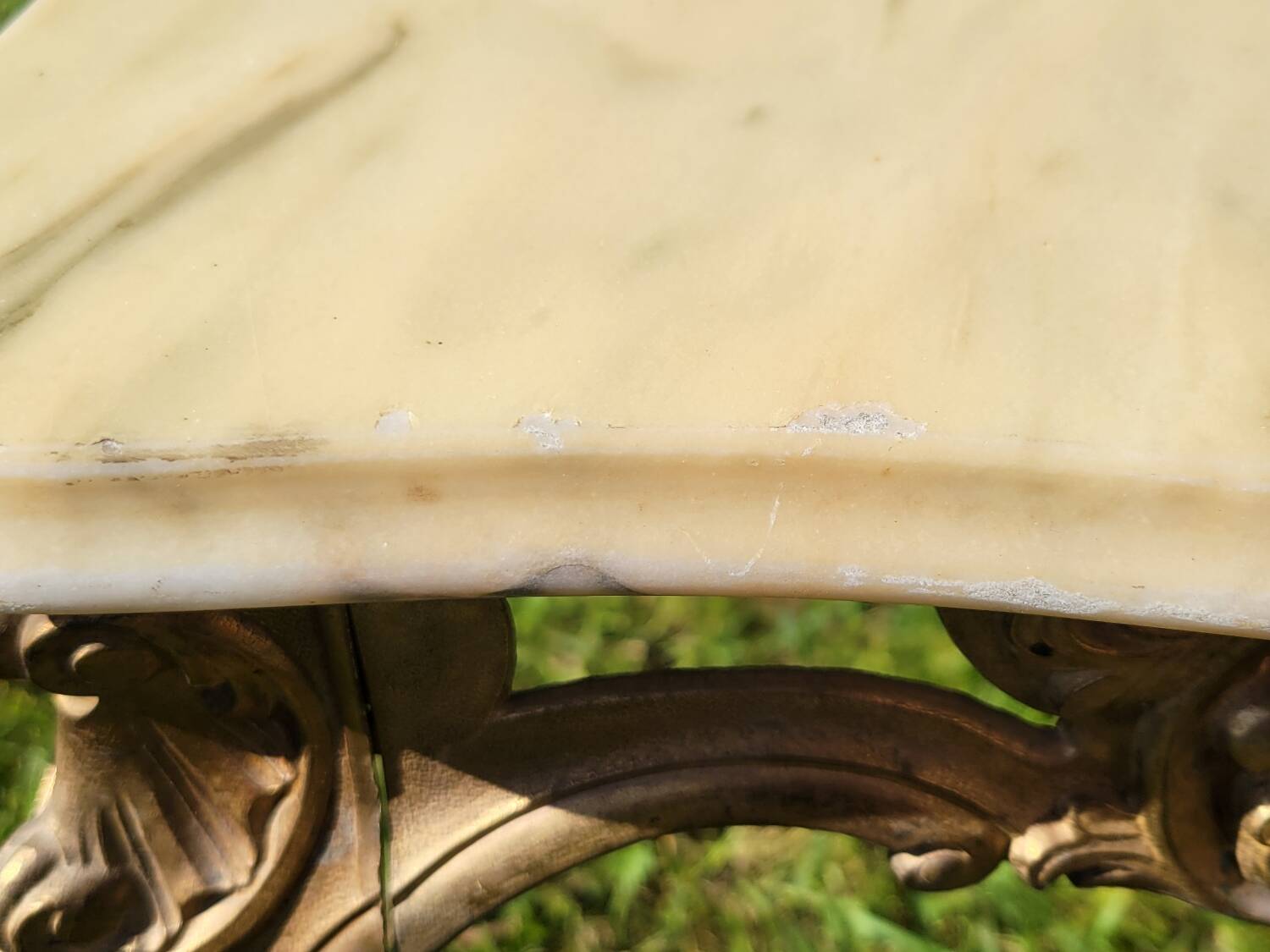 Louis XV coffee table in white Carrara marble with a gilded bronze base.