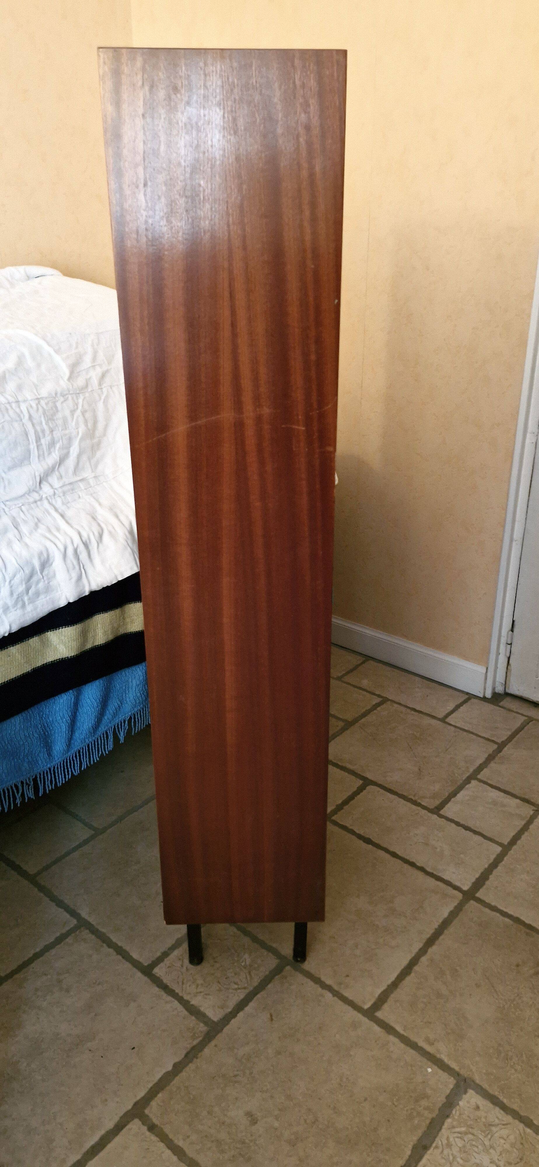 Vintage: Wooden display cabinet with 5 shelves, 4 metal legs.