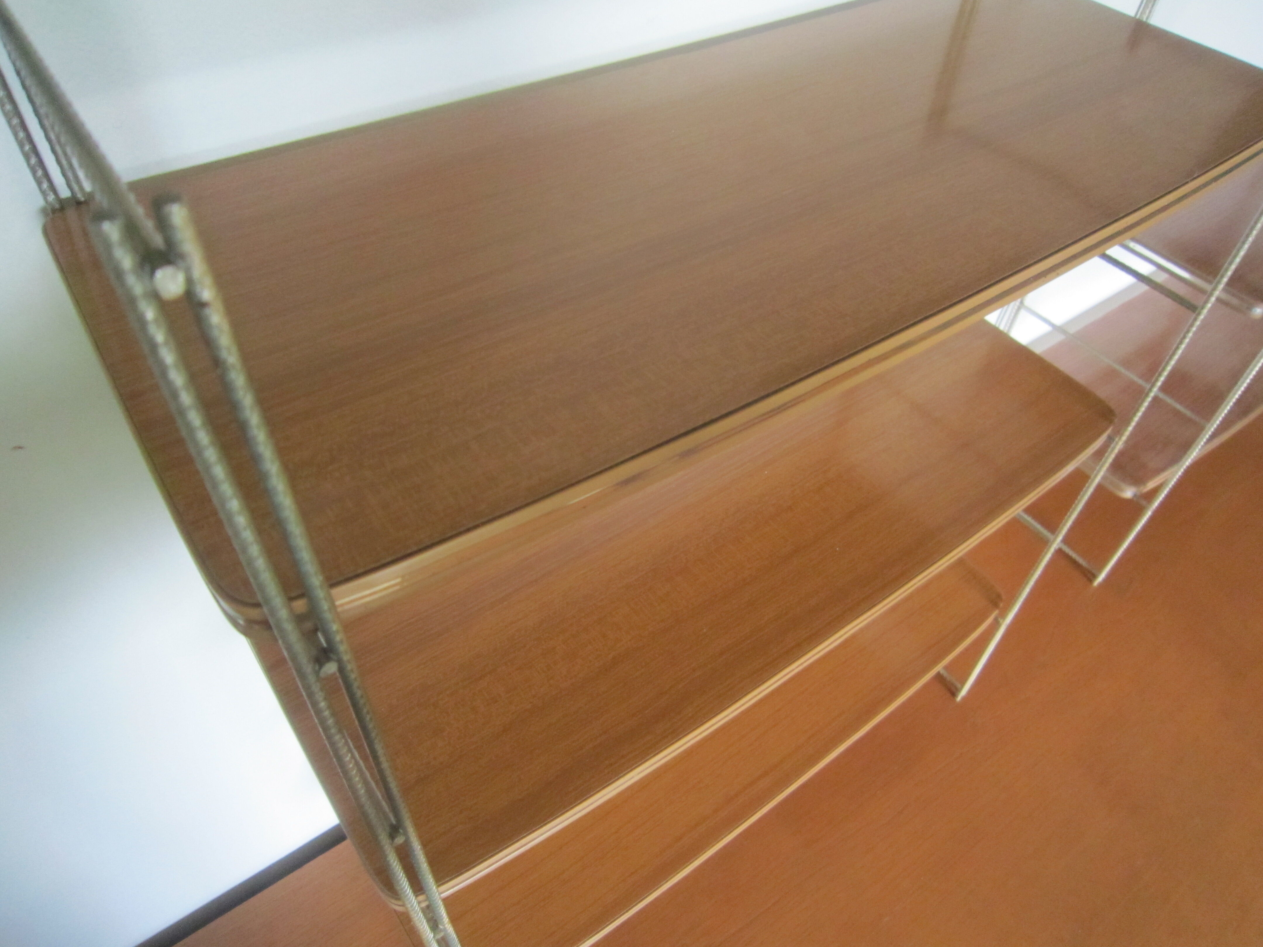 Étagère en bois et formica string doré