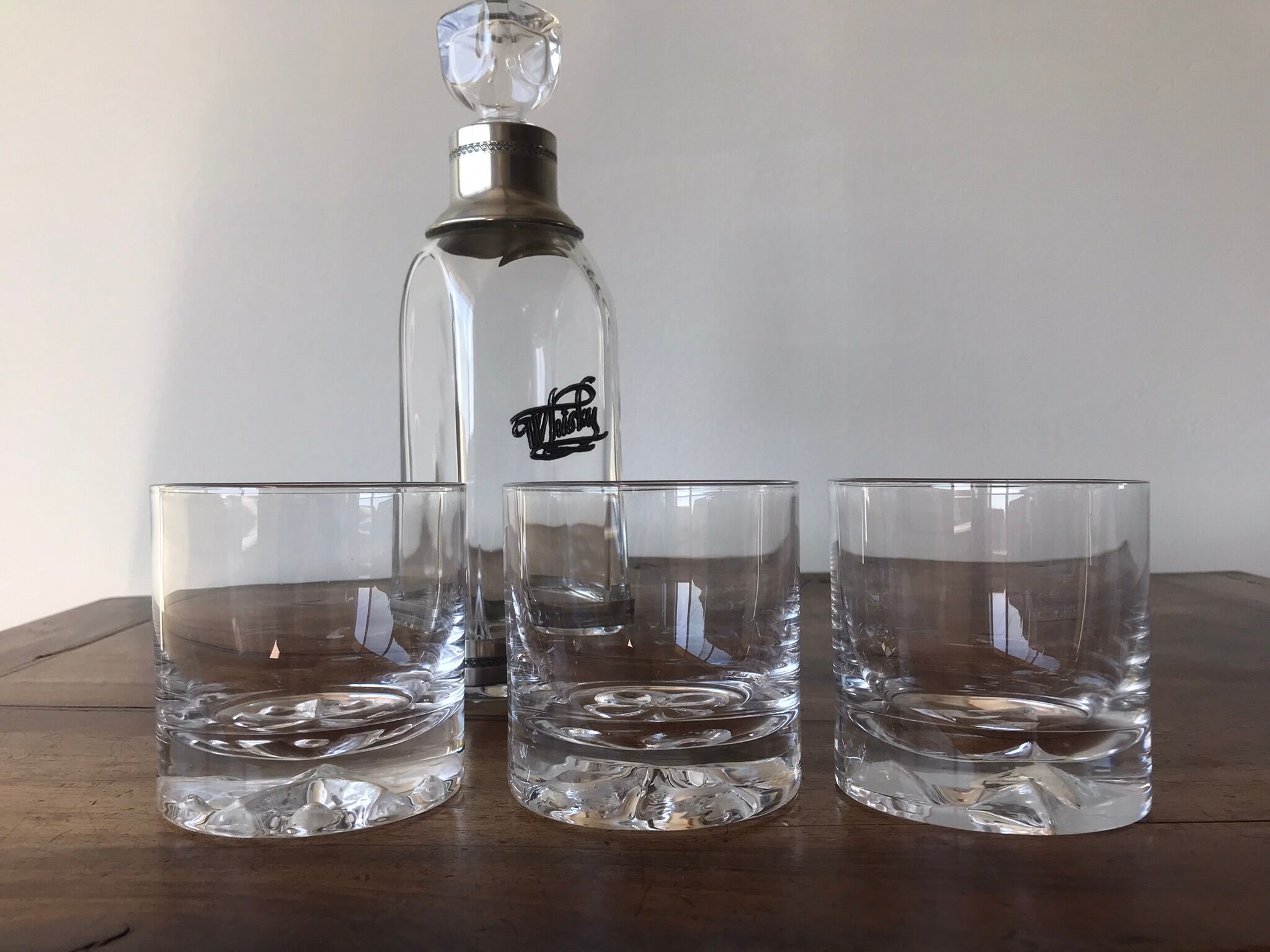 Whisky decanter and its 3 glasses