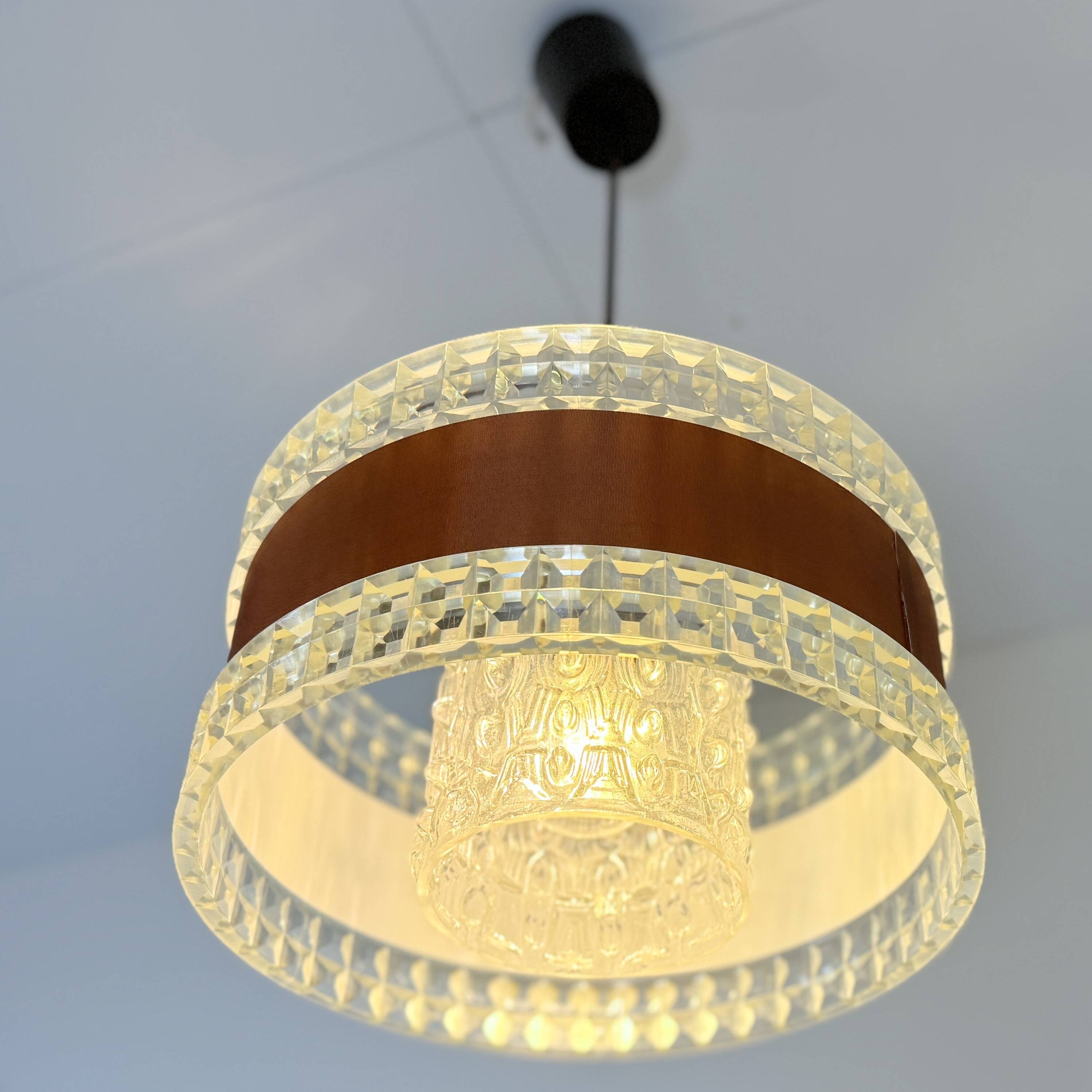 Vintage pendant lamp with brown ring