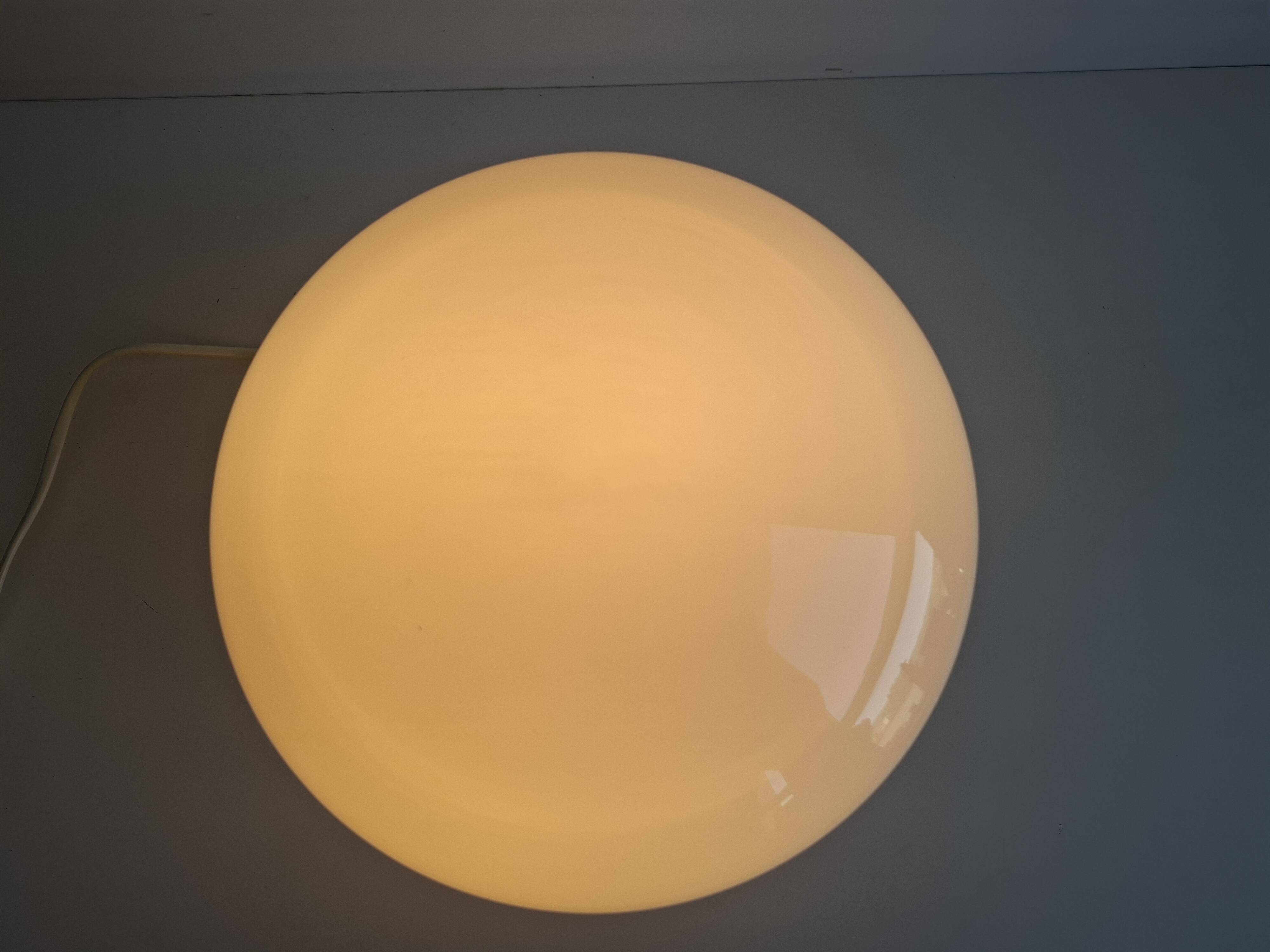 Lampe de table en verre opalin tchécoslovaque d'Ivan Jakeš des années 1970