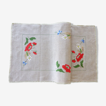 Vintage tablecloth or centerpiece in linen grège embroidered with poppies-50x100cm