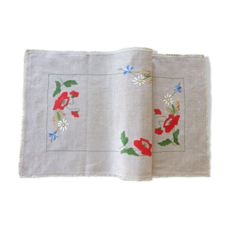 Nappe vintage ou centre de table en lin grège brodé de coquelicots-50x100cm