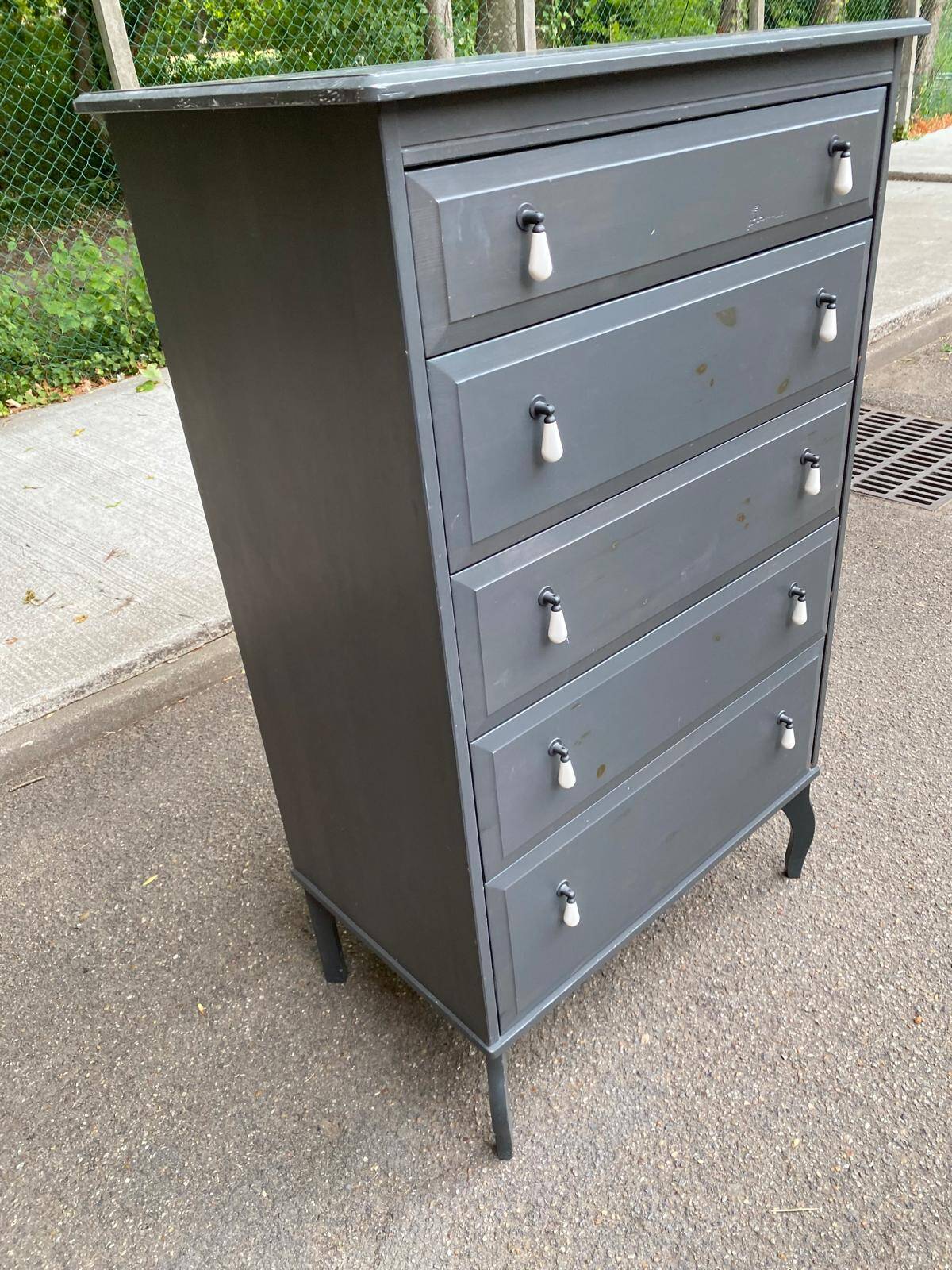 Chiffonnier commode scandinave 5 tiroirs gris anthracite en bois massif