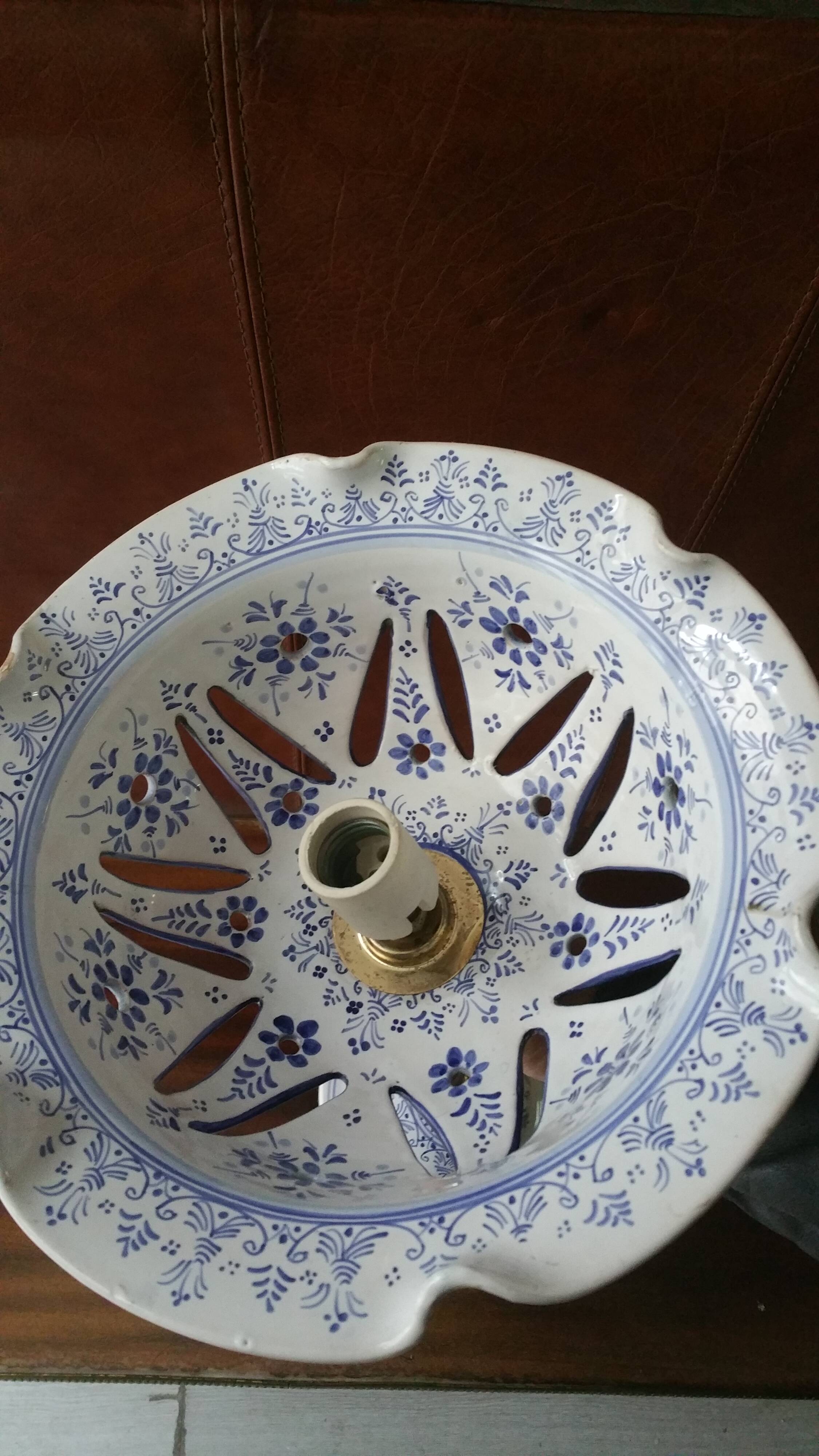 Suspension in earthenware