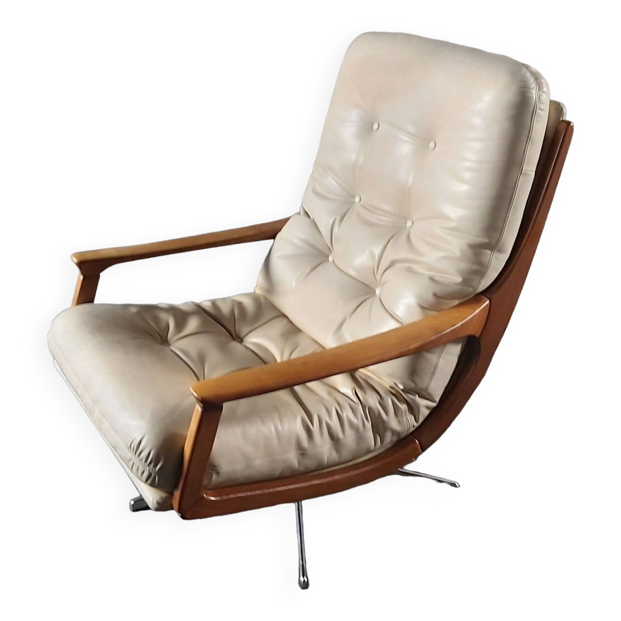 Leather armchairs designed by Eugen Schmidt for Soloform