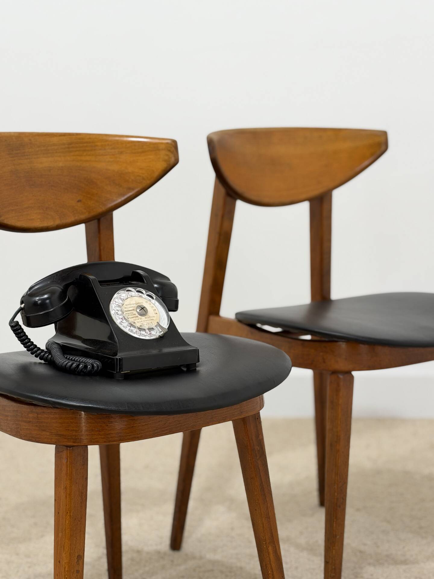 Pair of Fontania chairs attributed to Baumann – 1960s