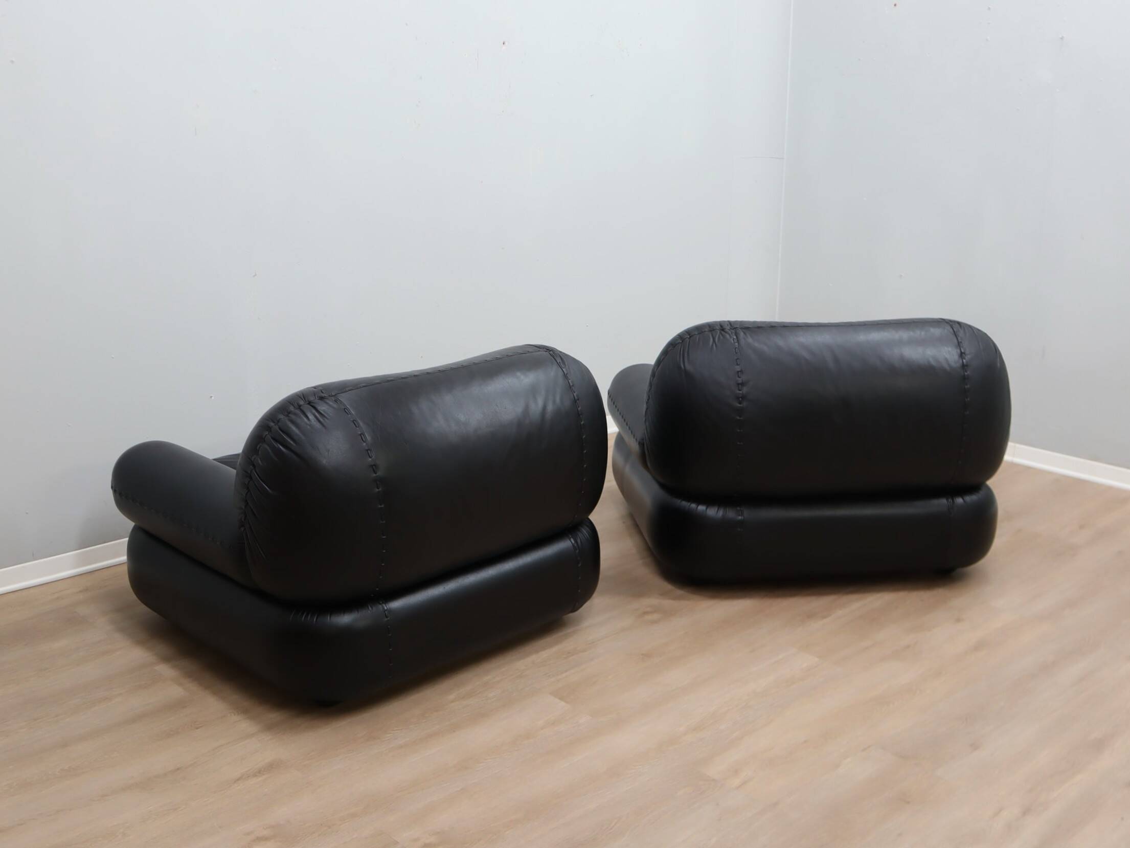 Pair of Mobil Girgi Sapporo armchairs black leather Italy 1970s