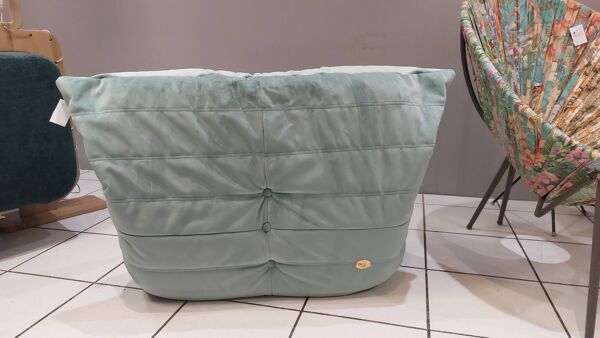 Chauffeuse Togo retapissée en velours Alcantara vert d'eau