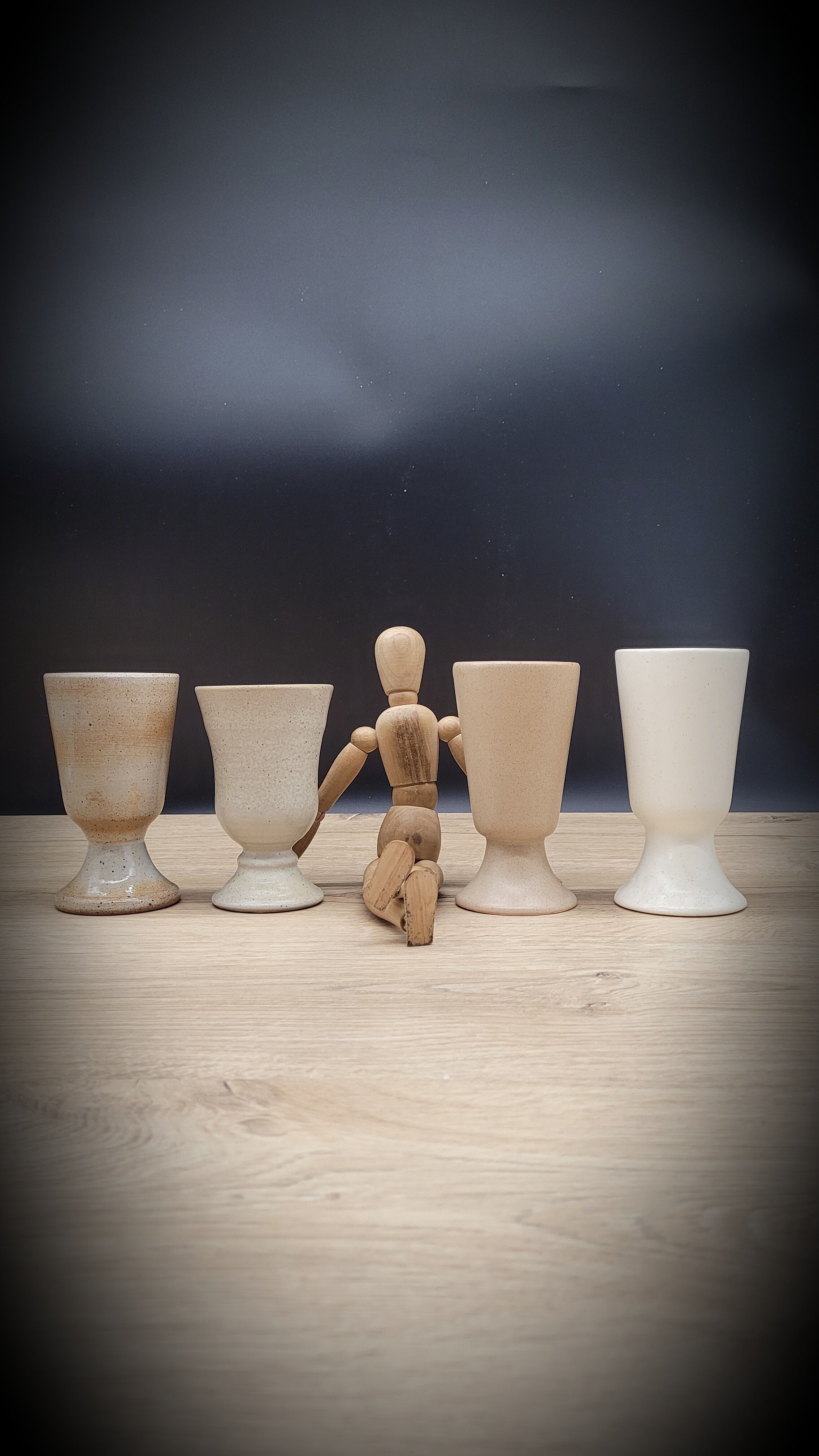 Set 4 mismatched beige cups