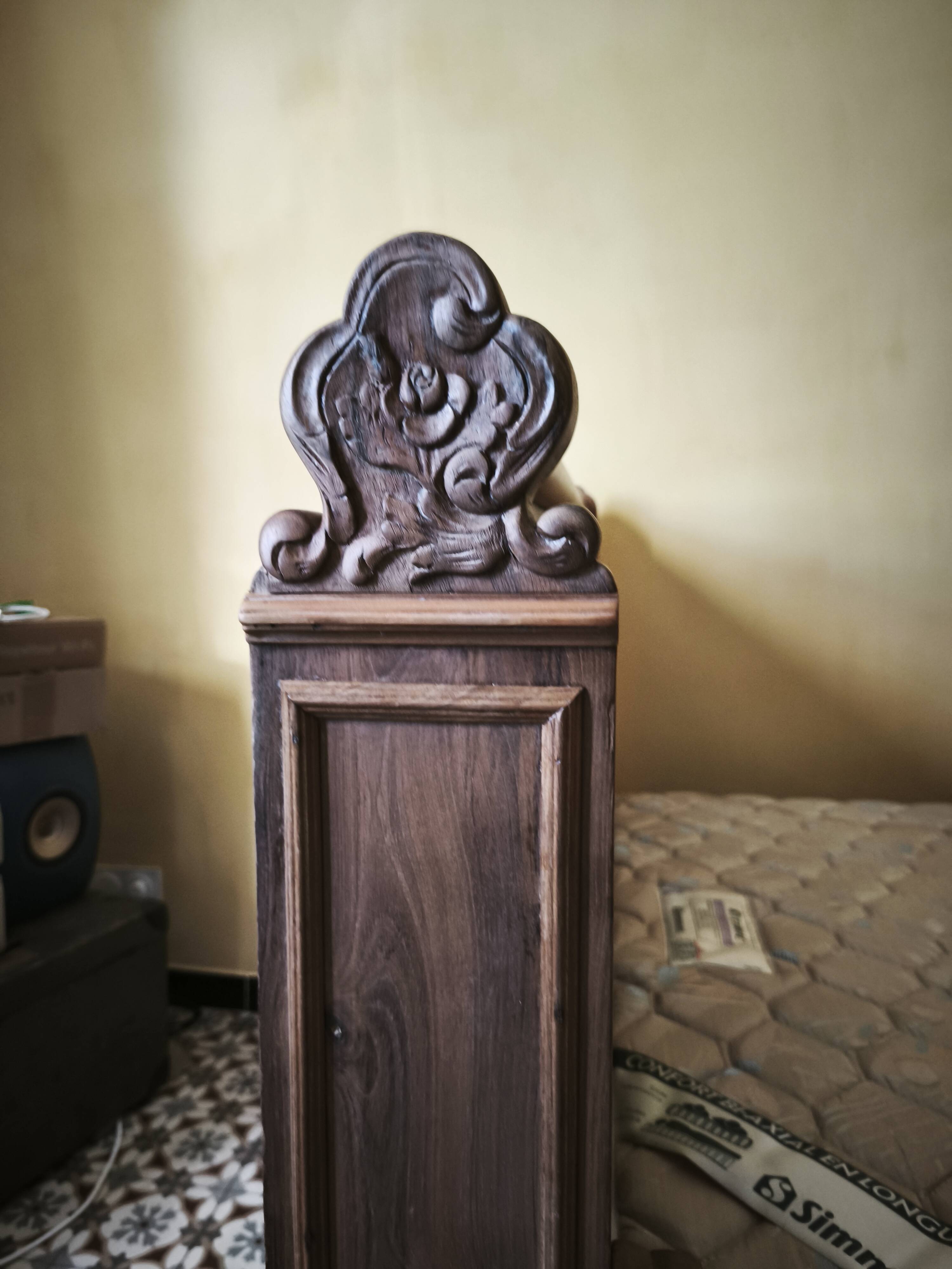 Ancien lit double en bois massif sculpté – décor floral et feuillagé – bell