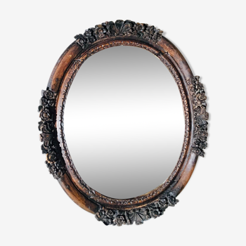 Miroir ovale sur un cadre du XVIII siècle