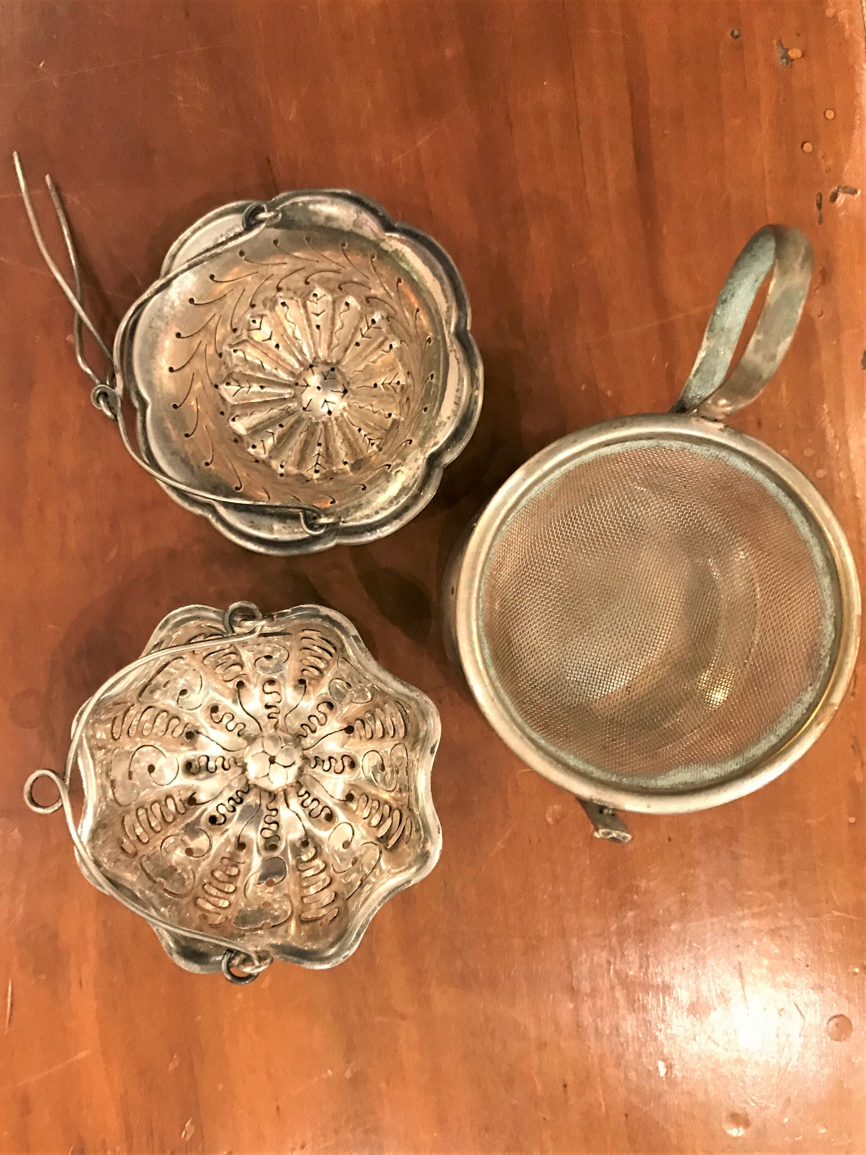 Batch of 2 colanders and silver metal drain for tea infusion