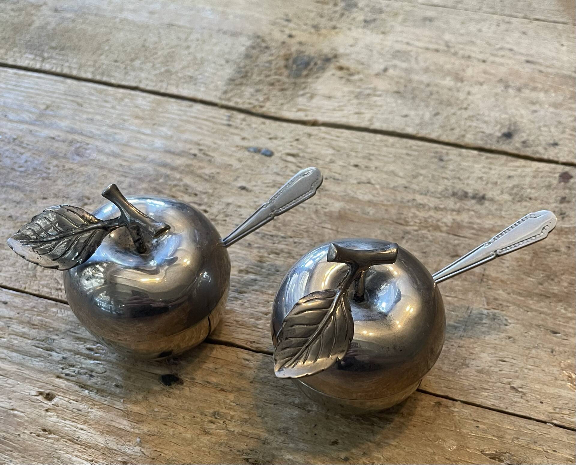 2 salières ou poivrières en forme de pomme.