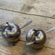 2 salières ou poivrières en forme de pomme.