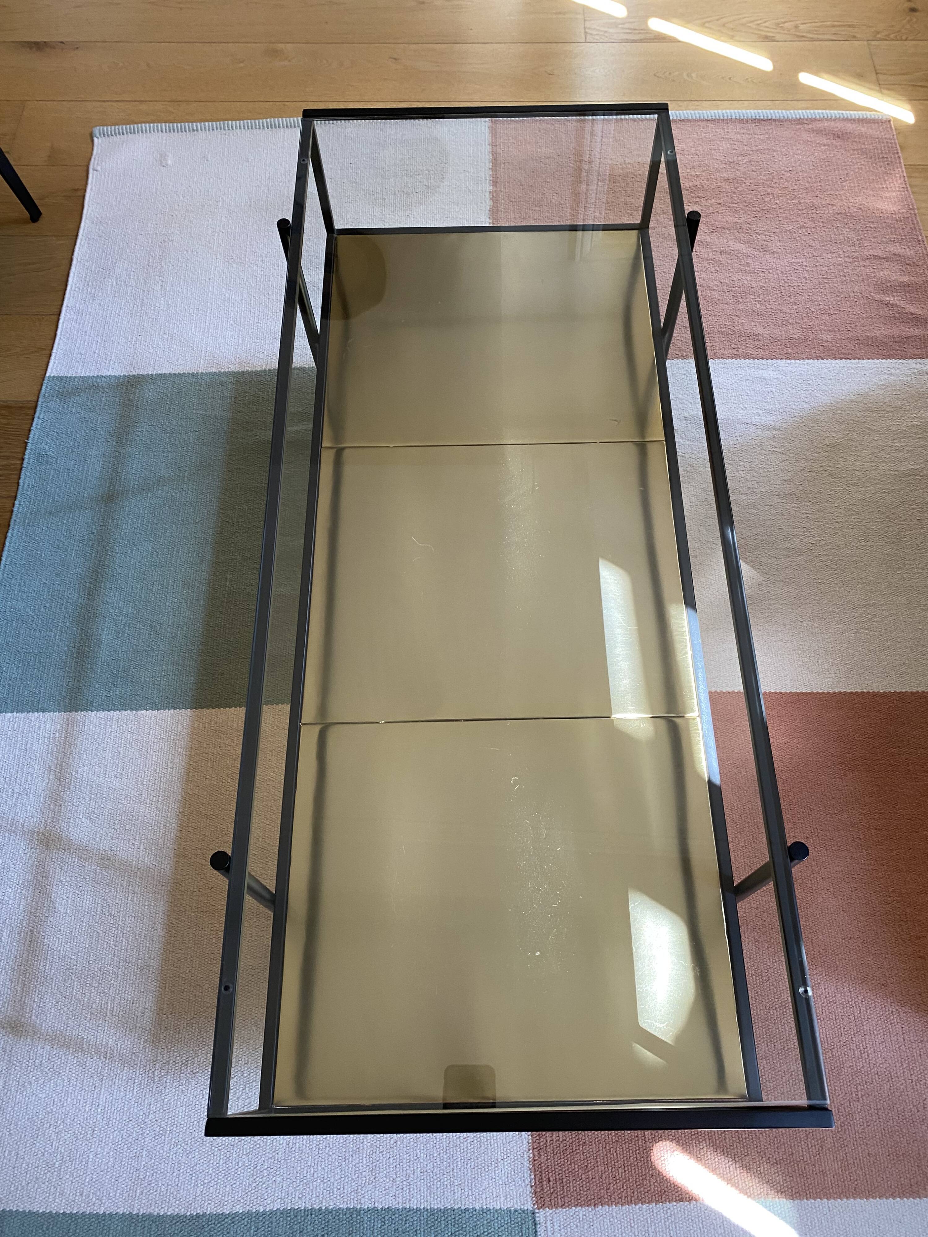 Table basse rectangulaire en laiton et verre