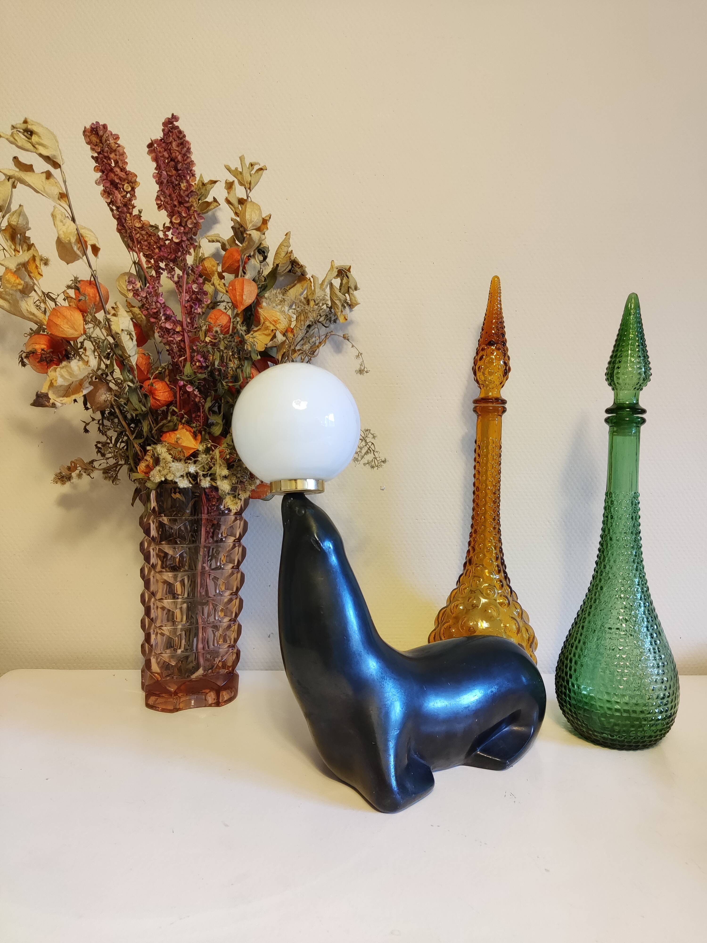 Lampe otarie noire irisée bleue en terre cuite