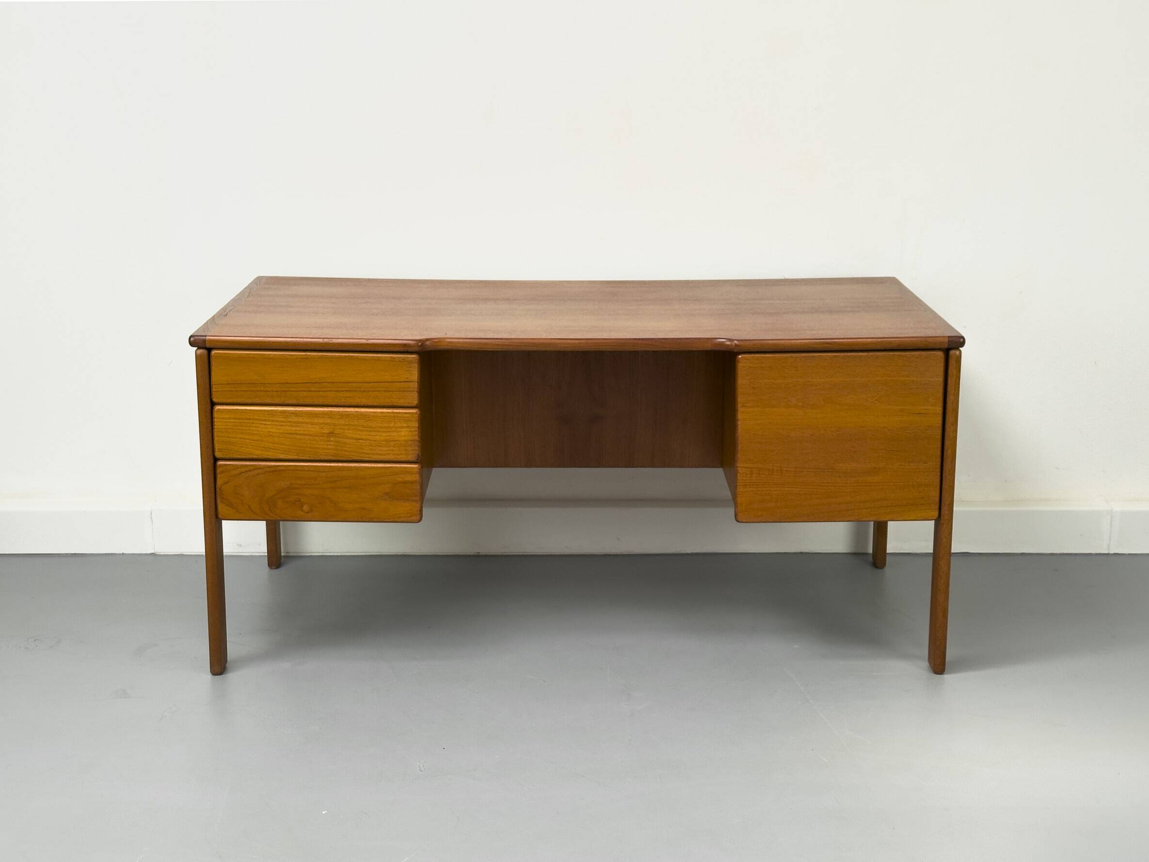 Bureau danois en teck avec porte et tiroirs par Bornholm, années 1970