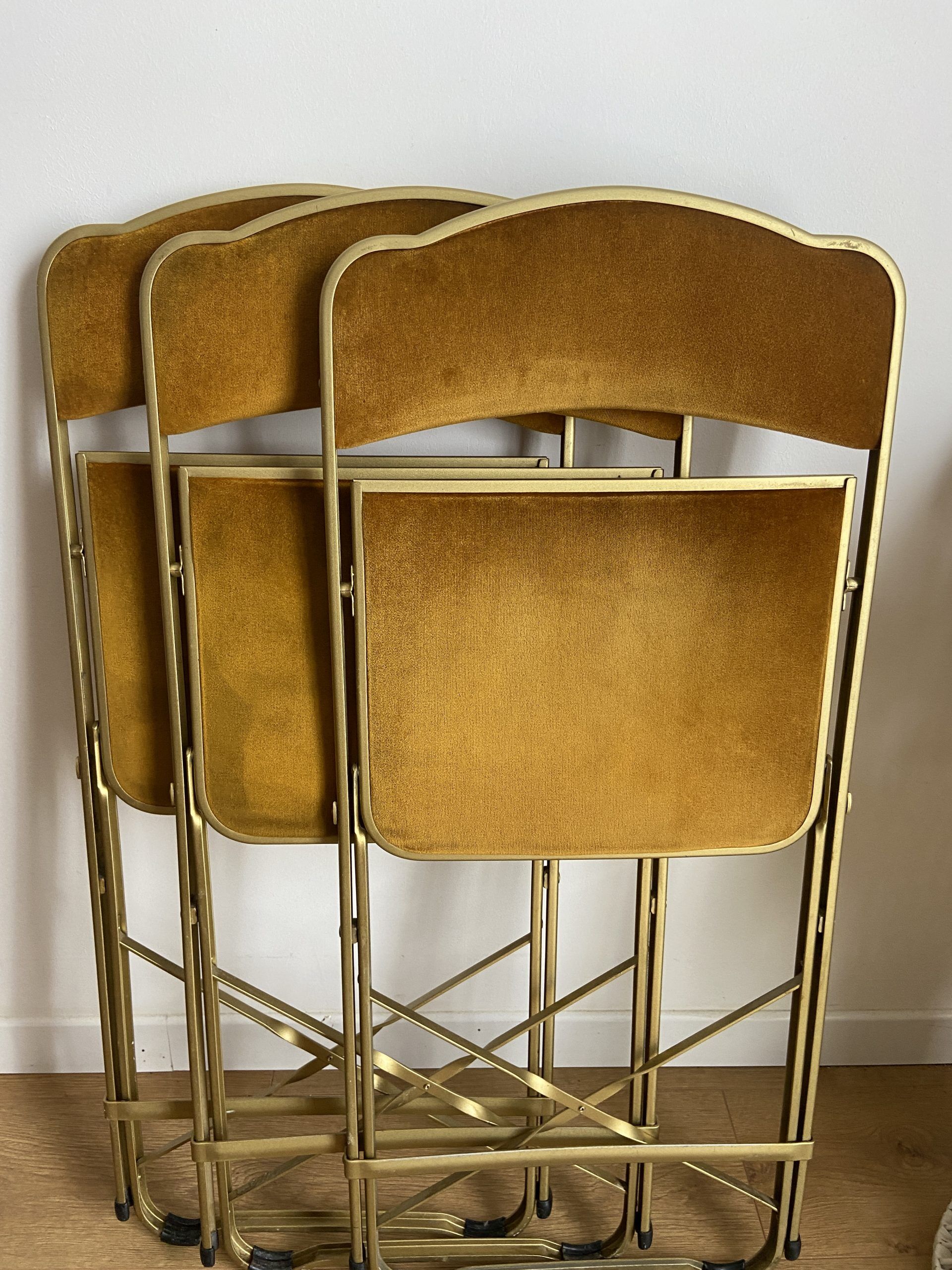 Vintage chaisor folding chair in gold yellow velvet