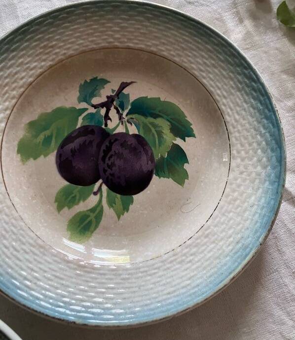 Série de 7 assiettes à dessert vintage Saint-Amand – décor Prunes et vannerie