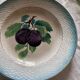 Série de 7 assiettes à dessert vintage Saint-Amand – décor Prunes et vannerie