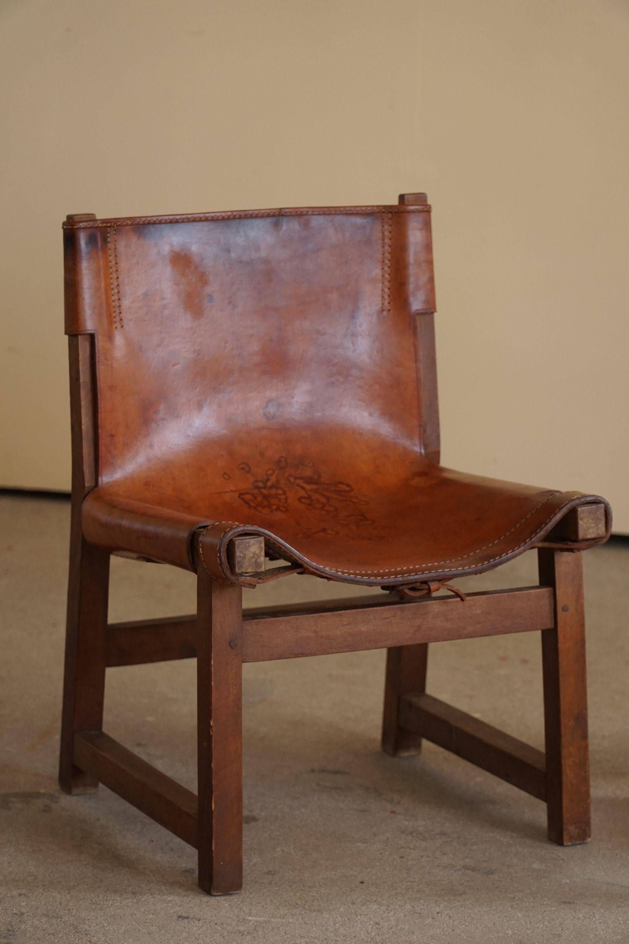 Paco Muñoz, Pair of lounge hunting armchairs, model "Riaza", leather and walnut, 1960